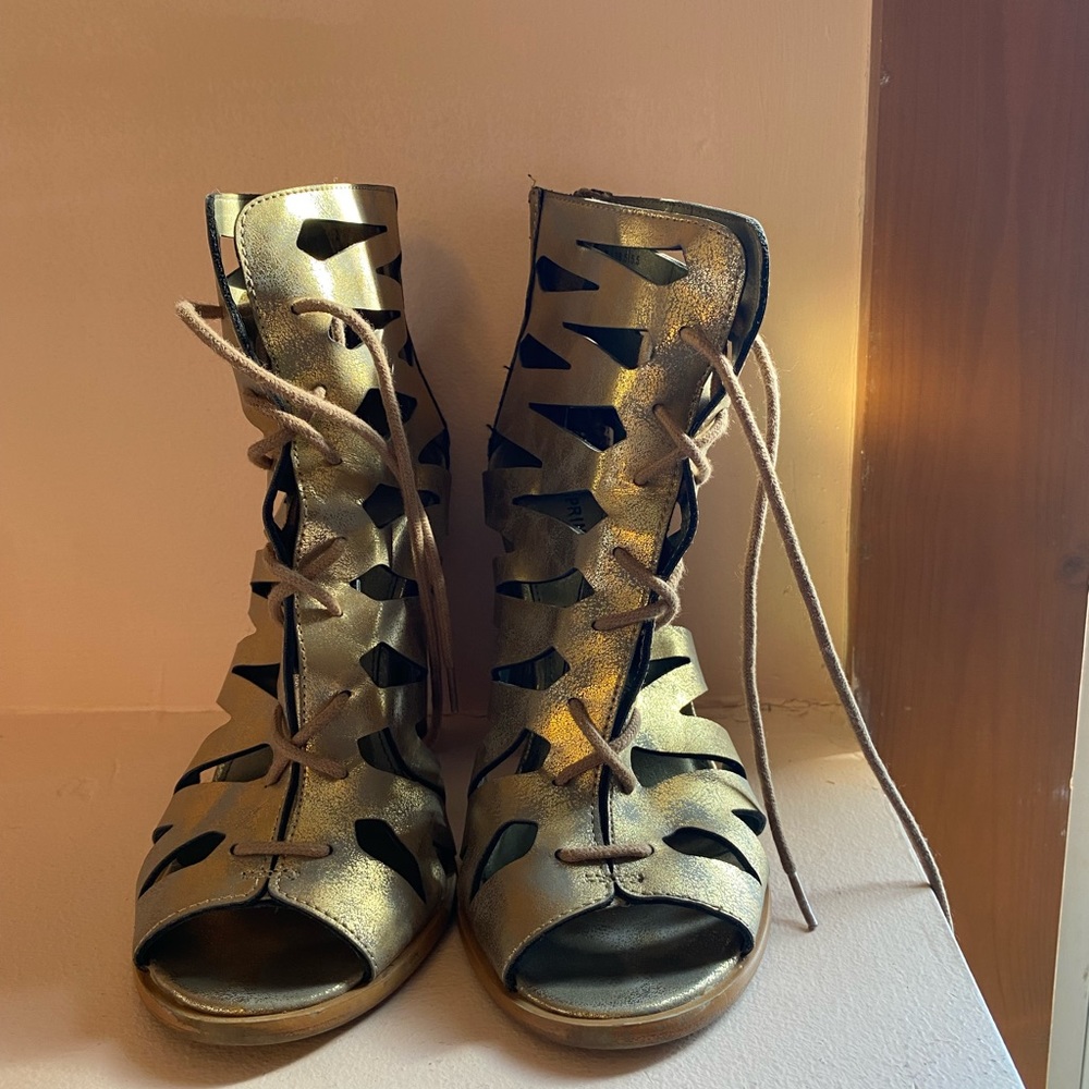 Gold heels - Picture 2 of 5